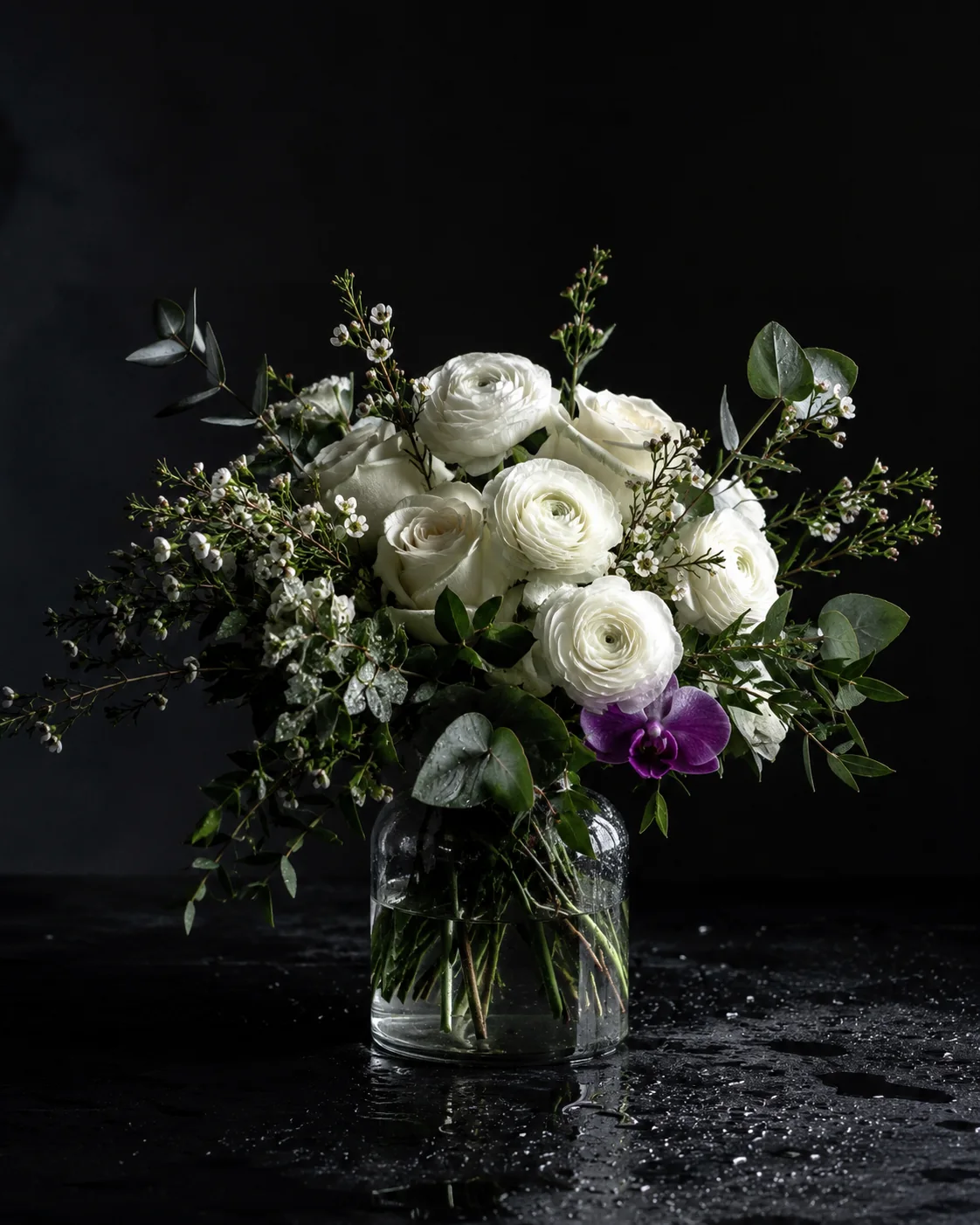 Prvé svetlo, biela ruža, ranunculus, waxflower, eucalyptus